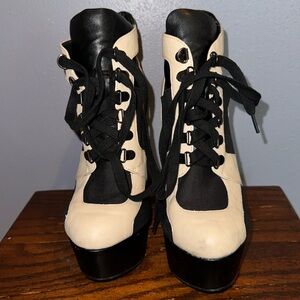 Qupid Task size 8 white and black ankle booties